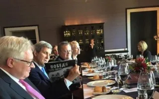 Лавров в Сочи подарил Керри помидоры и картошку