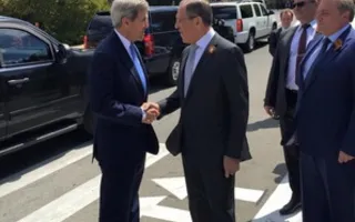 Лавров в Сочи подарил Керри помидоры и картошку