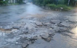 В Симферополе ливень смыл асфальт 