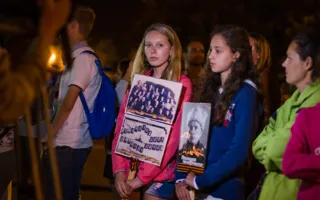 В Севастополе зажгли «свечи памяти» и отпустили «кораблики мечты»