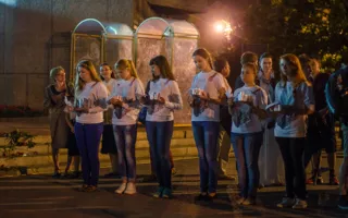 В Севастополе зажгли «свечи памяти» и отпустили «кораблики мечты»