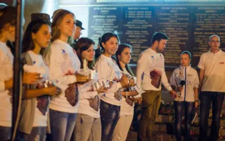В Севастополе зажгли «свечи памяти» и отпустили «кораблики мечты»