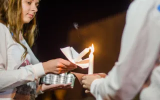 В Севастополе зажгли «свечи памяти» и отпустили «кораблики мечты»