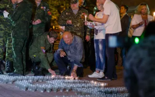 В Севастополе зажгли «свечи памяти» и отпустили «кораблики мечты»