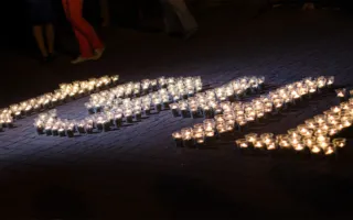 В Севастополе зажгли «свечи памяти» и отпустили «кораблики мечты»