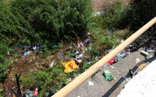 У обелиска в честь города-героя Севастополя устроили свалку мусора