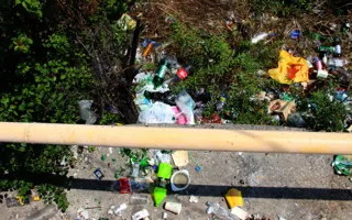 У обелиска в честь города-героя Севастополя устроили свалку мусора