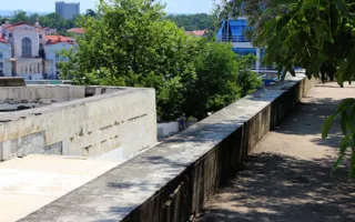У обелиска в честь города-героя Севастополя устроили свалку мусора