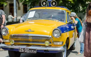 В День ГИБДД в Севастополе прошла выставка ретро-автомобилей