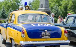 В День ГИБДД в Севастополе прошла выставка ретро-автомобилей