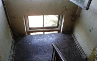 «Тихий ужас» севастопольского подъезда привёл в шок блогера