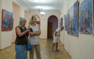 В Севастополе открылась выставка ночных этюдов Виктора Чижова
