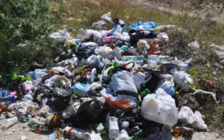  Пляж в Карантинной бухте утопает в мусоре