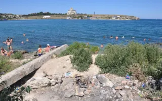  Пляж в Карантинной бухте утопает в мусоре