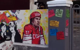 В Керчи старый забор превратили в картинную галерею