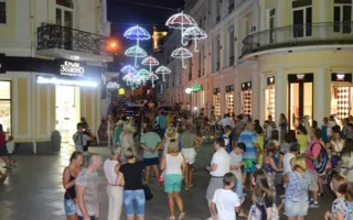 ​Ялтинскую улицу украсили светящимися зонтиками