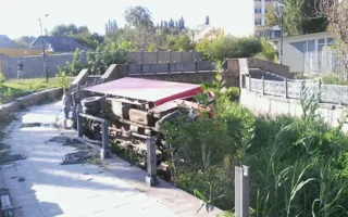 ​В Симферополе грузовик рухнул в Салгир