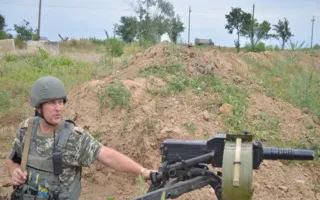 Украина «ограждается» от Крыма окопами и колючей проволокой