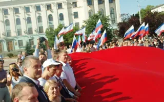 В Симферополе в день флага России развернули огромный «триколор»