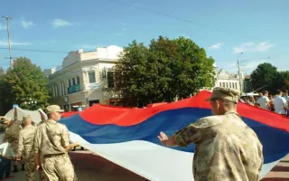 В Симферополе в день флага России развернули огромный «триколор»