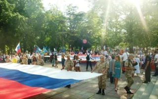 В Симферополе в день флага России развернули огромный «триколор»