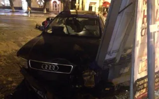 «Ауди» врезался в рекламу на остановке Лазарева. Часть II 