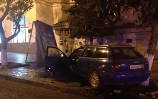 «Ауди» врезался в рекламу на остановке Лазарева. Часть II 