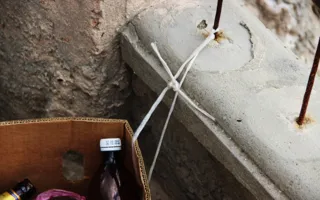 Лестница по пути к крепости Чембало не радует как туристов, так и местных