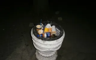 Трудности прогулки по набережной Севастополя: мусор и битая плитка