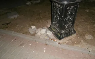 Трудности прогулки по набережной Севастополя: мусор и битая плитка