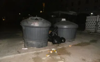 Трудности прогулки по набережной Севастополя: мусор и битая плитка