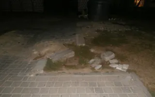Трудности прогулки по набережной Севастополя: мусор и битая плитка
