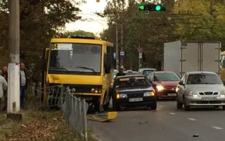 Пассажирский автобус протаранил забор в Симферополе