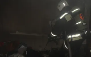 Пожар тушили в севастопольском общежитии 