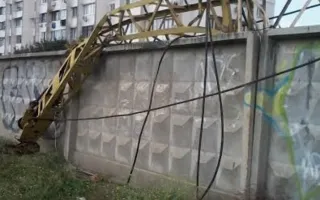 Башенный кран рухнул в Евпатории