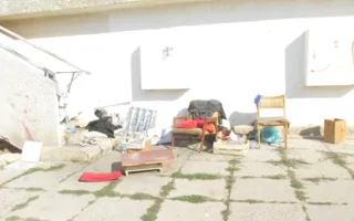 Бомжи устроили лежбище под боком детской поликлиники в Севастополе