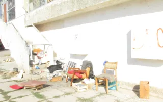 Бомжи устроили лежбище под боком детской поликлиники в Севастополе