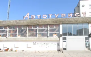 Бомжи устроили лежбище под боком детской поликлиники в Севастополе