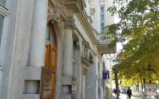 Балкон над Художественным музеем продолжает «угрожать» прохожим