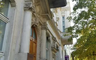 Балкон над Художественным музеем продолжает «угрожать» прохожим