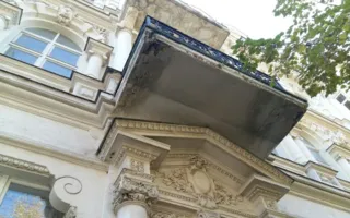 Балкон над Художественным музеем продолжает «угрожать» прохожим