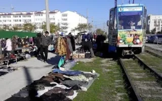 Рынок на трамвайных путях разросся в Евпатории