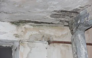 Козырьки подъездов в Балаклаве готовы обрушиться на головы горожан