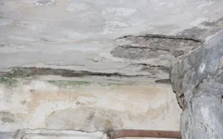 Козырьки подъездов в Балаклаве готовы обрушиться на головы горожан