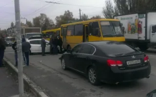 Два автобуса, легковушка и грузовик столкнулись в Симферополе