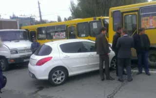 Два автобуса, легковушка и грузовик столкнулись в Симферополе