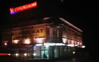 Да будет свет? В Севастополе продолжают гореть вывески и фонари