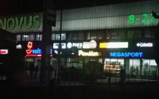 Да будет свет? В Севастополе продолжают гореть вывески и фонари