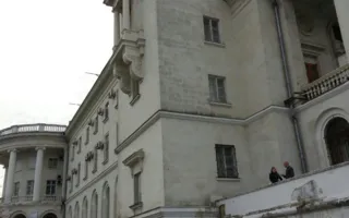 Карниз Матросского клуба кусками летит вниз — фотофакт