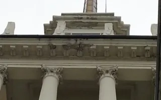 Карниз Матросского клуба кусками летит вниз — фотофакт